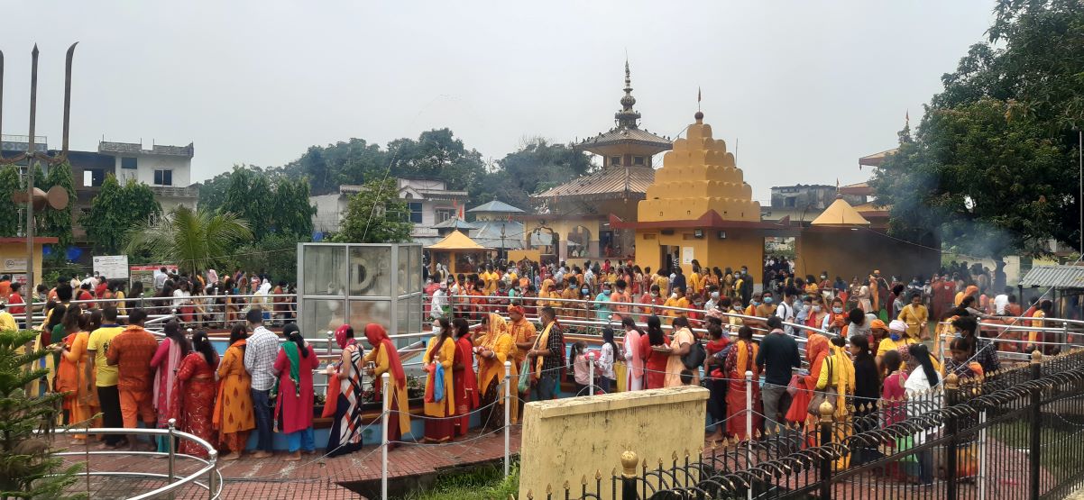 रुपन्देहीको सैनामैना नगरपालिका– १ स्थित पर्रोहा परमेश्वर ज्योतिर्लिङ्ग बोलबम धाममा साउन महिनाको दोस्रो सोमबार भक्तजनको घुइँचो ।  तस्वीरः युवराज पाण्डे/रासस